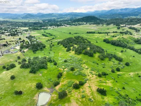 562 Country Hill Drive Roseburg OR 97471