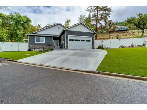 1851 NE Alameda Avenue Roseburg OR 97470