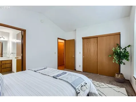 1021 Ne Meadow Drive Portland OR 97211