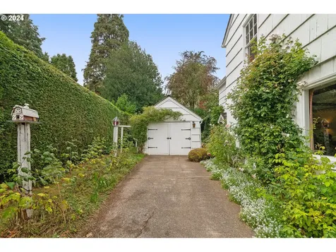 2710 SW Troy Street Portland OR 97219
