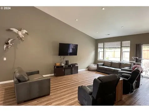 1240 S 13th Street Cottage Grove OR 97424