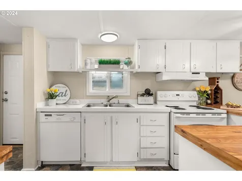 612 N Cascade Drive Woodburn OR 97071