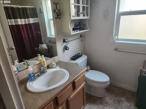 876 N 7th Street Harrisburg OR 97446