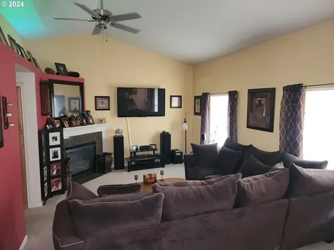876 N 7th Street Harrisburg OR 97446