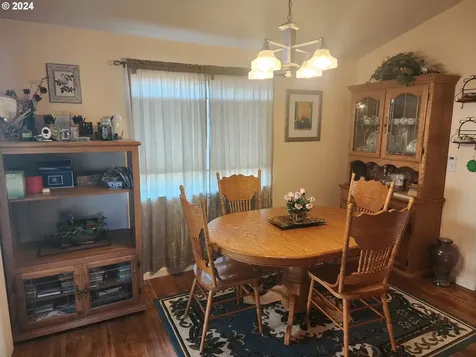 876 N 7th Street Harrisburg OR 97446
