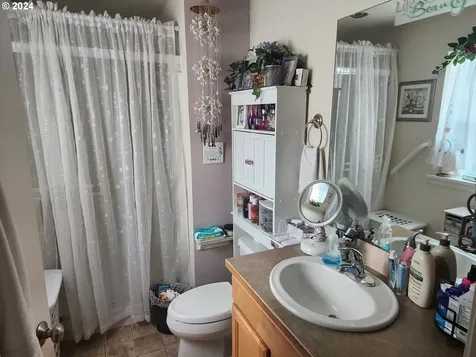876 N 7th Street Harrisburg OR 97446