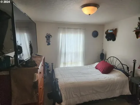 876 N 7th Street Harrisburg OR 97446