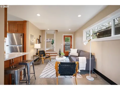 6921 SW Oak Street Portland OR 97223