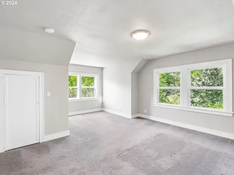 872 SW Broadway Drive Portland OR 97201