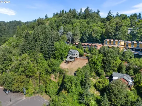 872 SW Broadway Drive Portland OR 97201