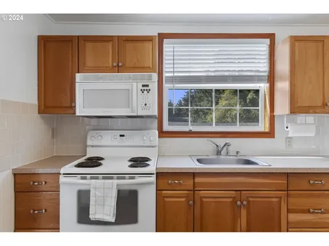 1025 Sw 16th Street Lincoln City OR 97367