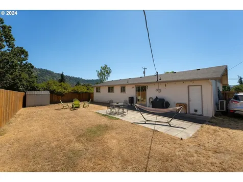 410 SE Darrell Avenue Winston OR 97496