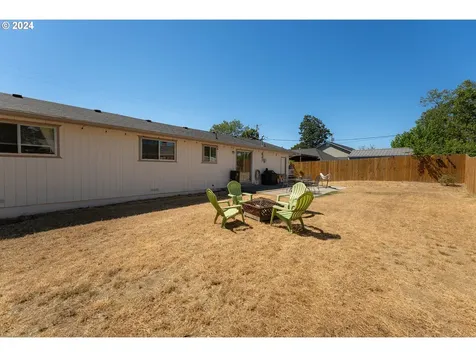 410 SE Darrell Avenue Winston OR 97496