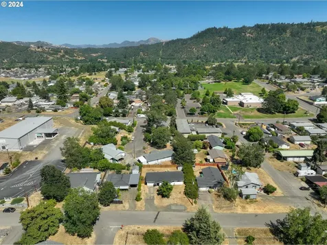410 SE Darrell Avenue Winston OR 97496
