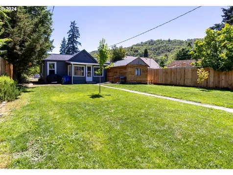 642 W Ballf Street Roseburg OR 97471