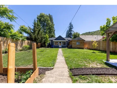 642 W Ballf Street Roseburg OR 97471
