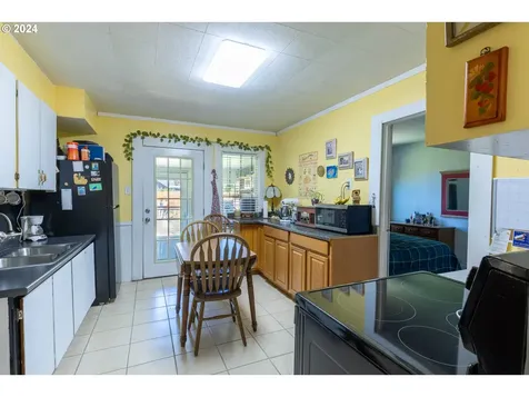 642 W Ballf Street Roseburg OR 97471