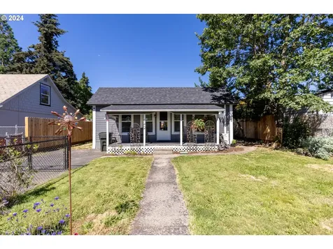 642 W Ballf Street Roseburg OR 97471