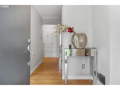 8120 Sw 8th Avenue Portland OR 97219
