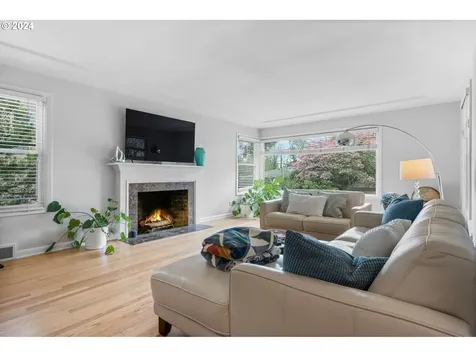 8120 Sw 8th Avenue Portland OR 97219