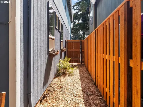 5541 SE Henderson Street Portland OR 97206