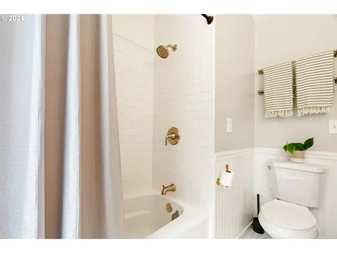 3254 Ne Ainsworth Street Portland OR 97211
