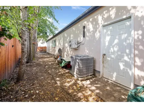 352 Ne Faulconer Court Sheridan OR 97378