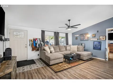 352 Ne Faulconer Court Sheridan OR 97378
