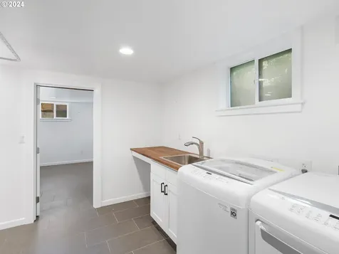 7447 S Corbett Avenue Portland OR 97219