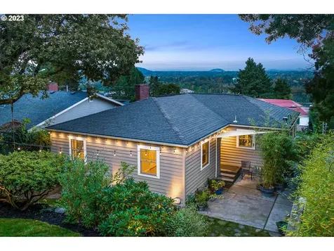 7447 S Corbett Avenue Portland OR 97219