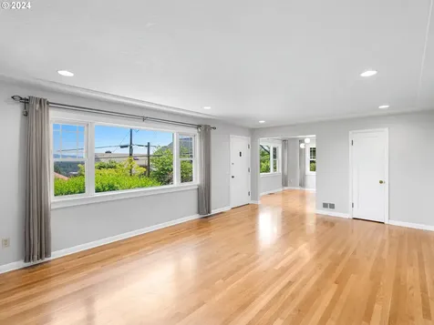 7447 S Corbett Avenue Portland OR 97219