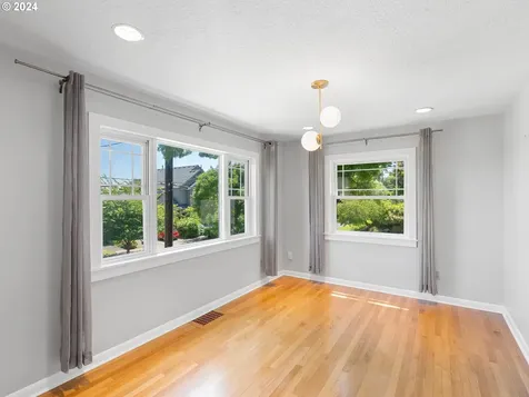 7447 S Corbett Avenue Portland OR 97219