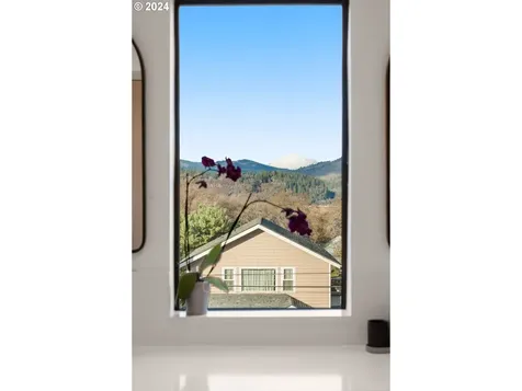 1329 Lincoln Street Hood River OR 97031