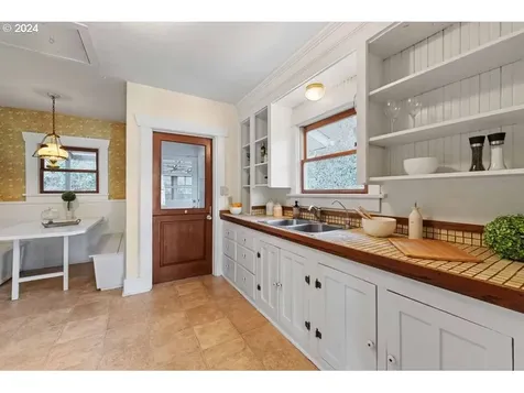 1229 Park Avenue Coos Bay OR 97420