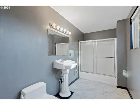 5228 NE Simpson Street Portland OR 97218