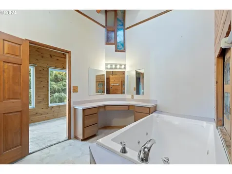 5228 NE Simpson Street Portland OR 97218