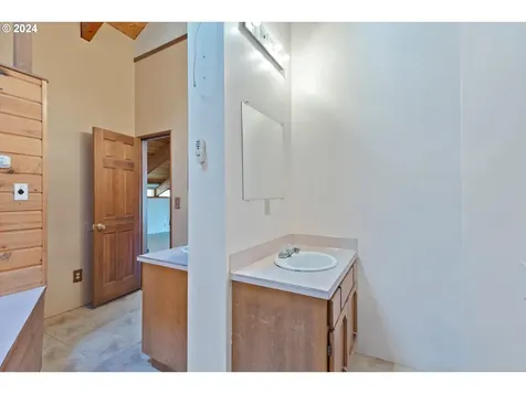 5228 NE Simpson Street Portland OR 97218