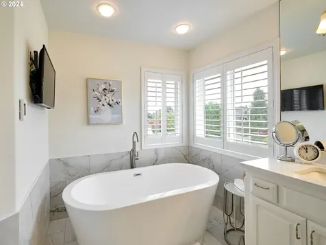 1380 Ranier Loop NW Salem OR 97304