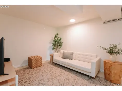 8938 Sw 15th Avenue Portland OR 97219