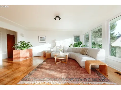 8938 Sw 15th Avenue Portland OR 97219