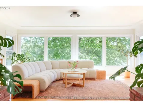 8938 Sw 15th Avenue Portland OR 97219