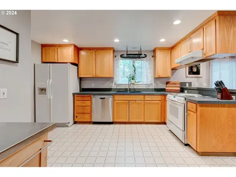 1015 E Hilltop Drive Newberg OR 97132