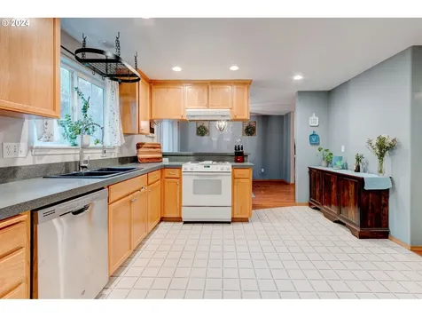 1015 E Hilltop Drive Newberg OR 97132