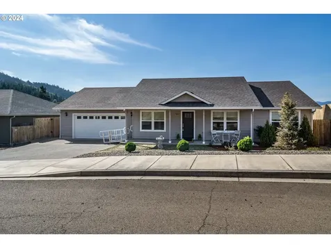 977 Forest Heights Street Sutherlin OR 97479
