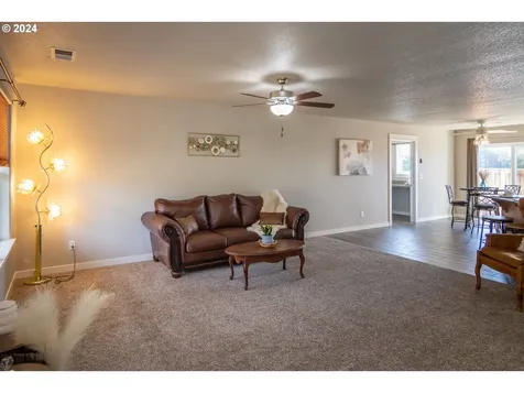 977 Forest Heights Street Sutherlin OR 97479