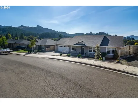 977 Forest Heights Street Sutherlin OR 97479