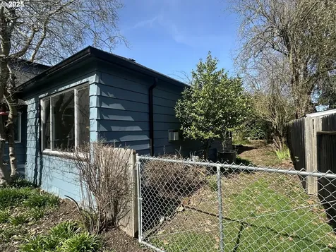 1662 W Catherine Avenue Roseburg OR 97471
