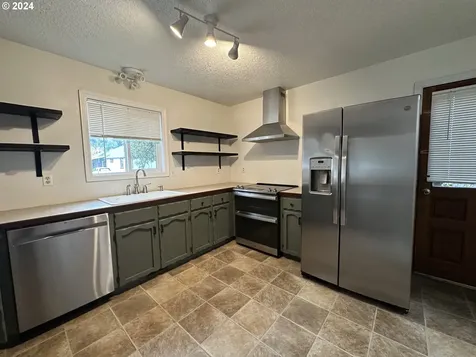 1662 W Catherine Avenue Roseburg OR 97471