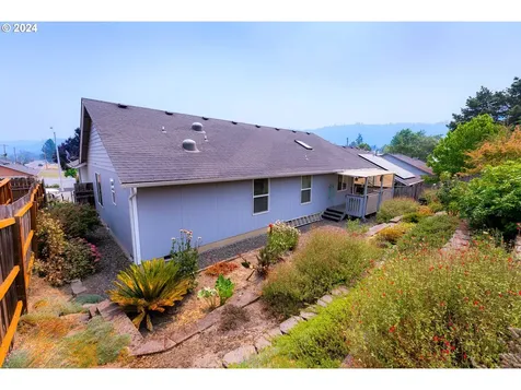 400 Sunnyside Drive Winston OR 97496