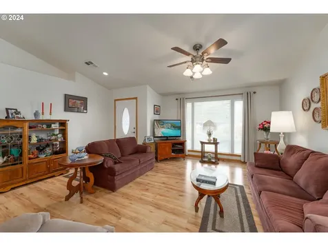 400 Sunnyside Drive Winston OR 97496